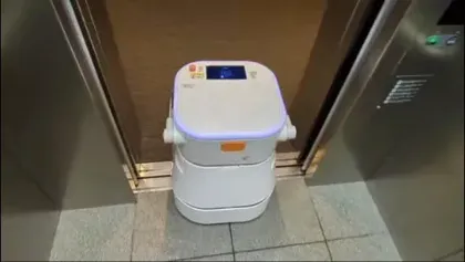 エレベーターに乗り込むJ35