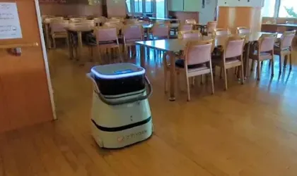 介護施設の食堂を清掃するJ35
